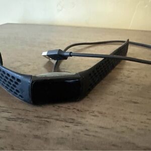 💪 Fitbit Charge 5 + Charger – Black Sport Band – Excellent Condition